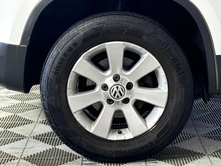 2010-Volkswagen-Tiguan-14-TSI-Track-Field-4Motion_7