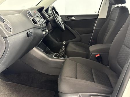 2010-Volkswagen-Tiguan-14-TSI-Track-Field-4Motion_8