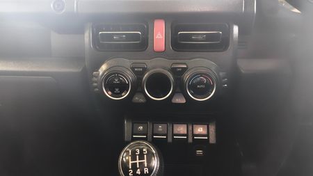 2023-Suzuki-Jimny-15-GLX_10