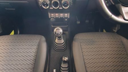 2023-Suzuki-Jimny-15-GLX_16