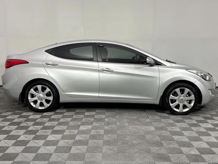 2014-Hyundai-Elantra-18-GLS-Executive_17