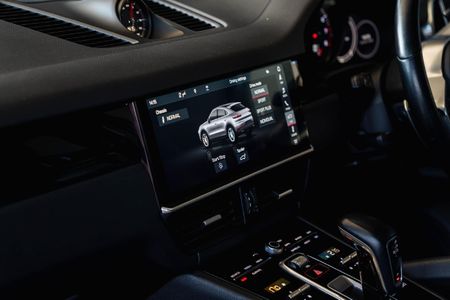2020-Porsche-Cayenne-Coupe-S_9