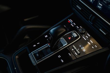 2020-Porsche-Cayenne-Coupe-S_10