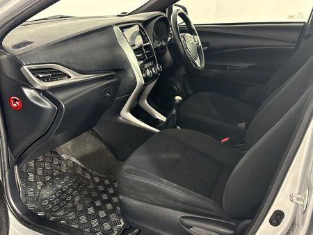 2019-Toyota-Yaris-15-XS-5-dr_8