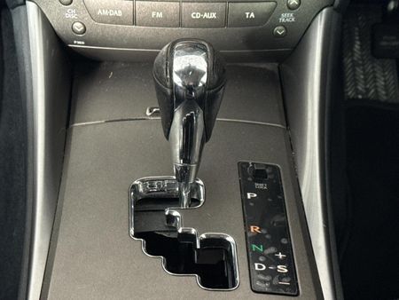 2010-Lexus-IS-250-Auto_9