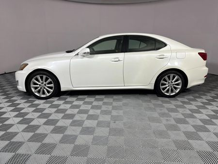 2010-Lexus-IS-250-Auto_17