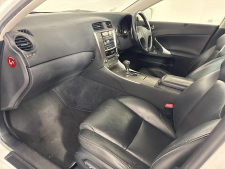 2010-Lexus-IS-250-Auto_7