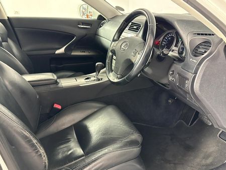 2010-Lexus-IS-250-Auto_8