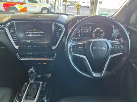 2023-Isuzu-D-Max-30-DDI-V-Cross-HR-Auto-Double-Cab_13