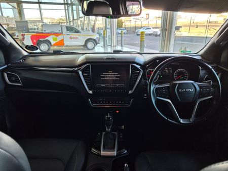 2023-Isuzu-D-Max-30-DDI-V-Cross-HR-Auto-Double-Cab_14