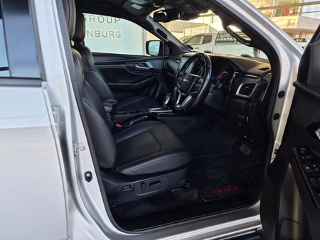 2023-Isuzu-D-Max-30-DDI-V-Cross-HR-Auto-Double-Cab_17