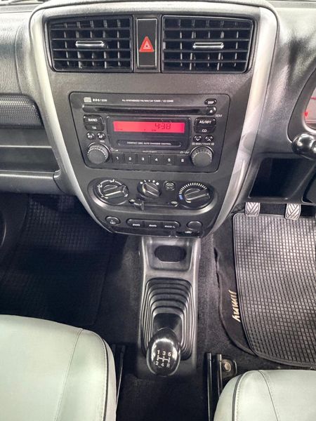 2014-Suzuki-Jimny-13_9