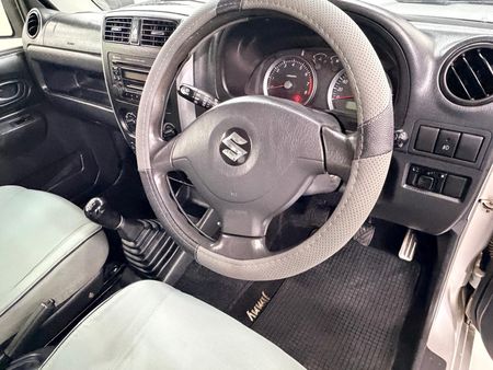 2014-Suzuki-Jimny-13_6