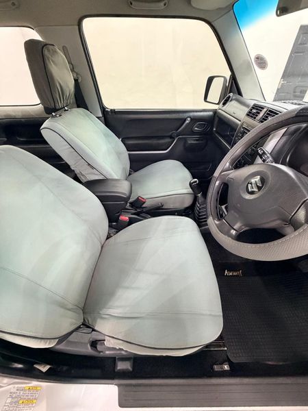 2014-Suzuki-Jimny-13_7