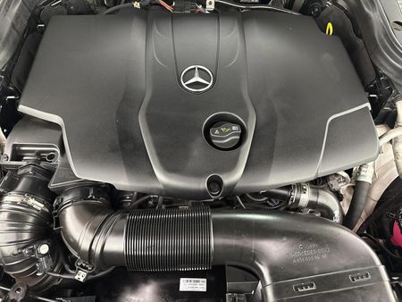 2016-Mercedes-Benz-GLC-220d_12