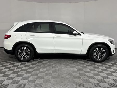 2016-Mercedes-Benz-GLC-220d_16