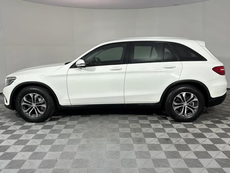2016-Mercedes-Benz-GLC-220d_18