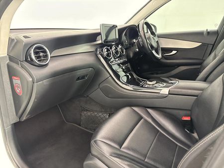 2016-Mercedes-Benz-GLC-220d_8