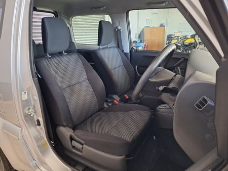 2015-Suzuki-Jimny-13-Auto_15