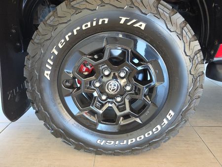 2025-Toyota-Hilux-28GD-6-GR-Sport-Double-Cab-4x4_8