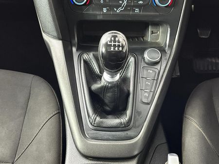 2017-Ford-Focus-15-EcoBoost-Trend-5-dr_10