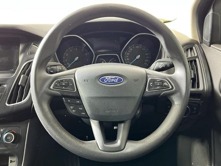 2017-Ford-Focus-15-EcoBoost-Trend-5-dr_12