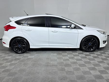2017-Ford-Focus-15-EcoBoost-Trend-5-dr_18