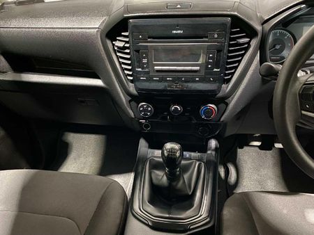 2024-Isuzu-D-Max-19-DDI-HR-L-4x4-Single-Cab_15