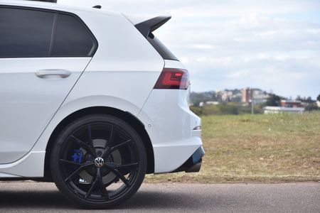 2024-Volkswagen-Golf-8-20-TSI-R-DSG_10