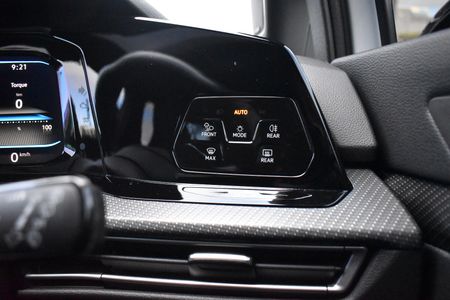 2024-Volkswagen-Golf-8-20-TSI-R-DSG_16