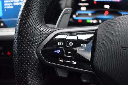 2024-Volkswagen-Golf-8-20-TSI-R-DSG_17