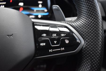 2024-Volkswagen-Golf-8-20-TSI-R-DSG_18