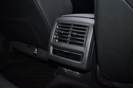 2024-Volkswagen-Golf-8-20-TSI-R-DSG_20