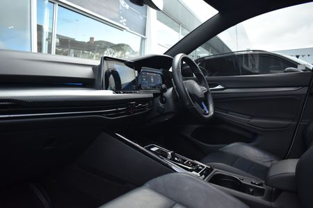 2024-Volkswagen-Golf-8-20-TSI-R-DSG_25