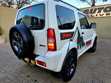 2009-Suzuki-Jimny-13_10