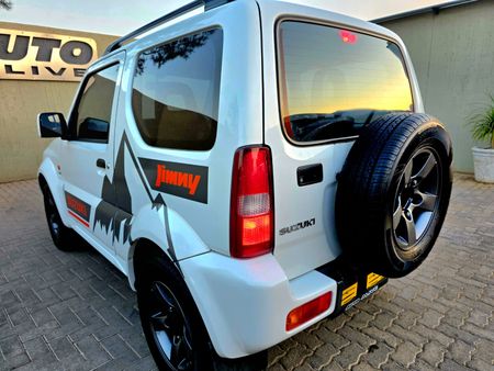 2009-Suzuki-Jimny-13_11