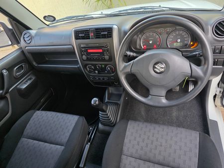 2009-Suzuki-Jimny-13_15