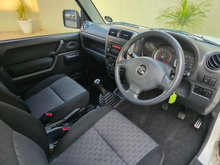 2009-Suzuki-Jimny-13_16
