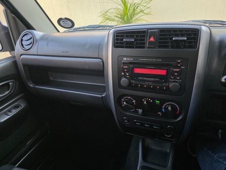 2009-Suzuki-Jimny-13_18