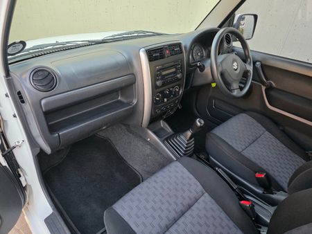 2009-Suzuki-Jimny-13_19