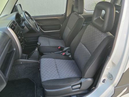 2009-Suzuki-Jimny-13_20