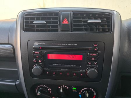 2009-Suzuki-Jimny-13_21