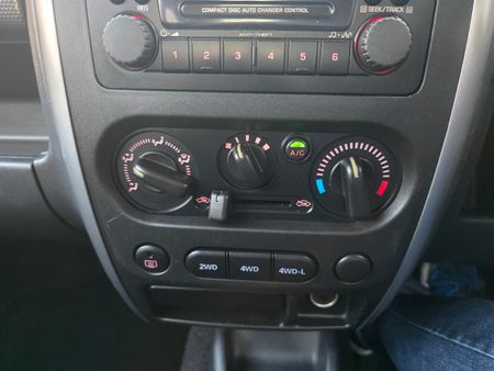 2009-Suzuki-Jimny-13_22