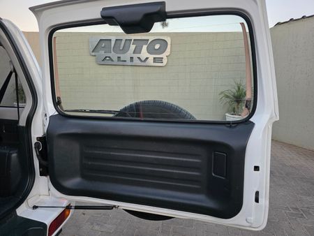 2009-Suzuki-Jimny-13_33