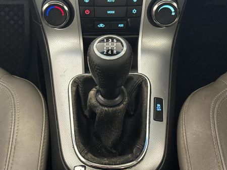 2012-Chevrolet-Cruze-20d-LT_10