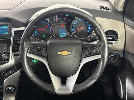 2012-Chevrolet-Cruze-20d-LT_12