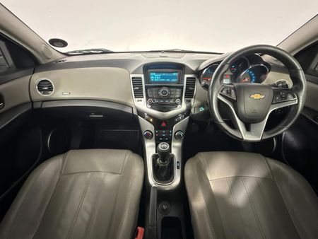 2012-Chevrolet-Cruze-20d-LT_1