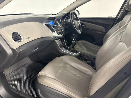 2012-Chevrolet-Cruze-20d-LT_8