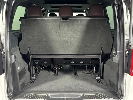 2023-Mercedes-Benz-V-Class-V-300d-Exclusive_13