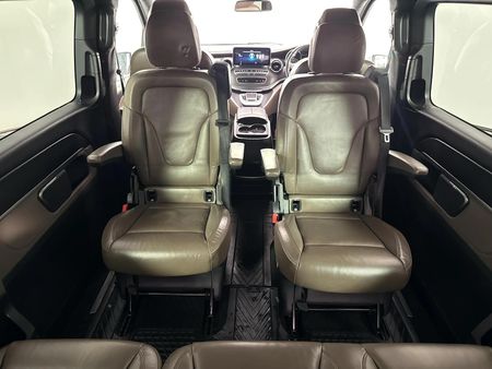 2023-Mercedes-Benz-V-Class-V-300d-Exclusive_14